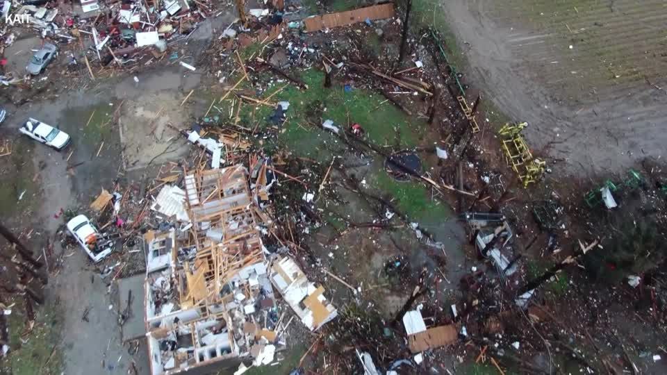 Drone mostra rastro de destruição de tornado nos EUA; veja vídeo
