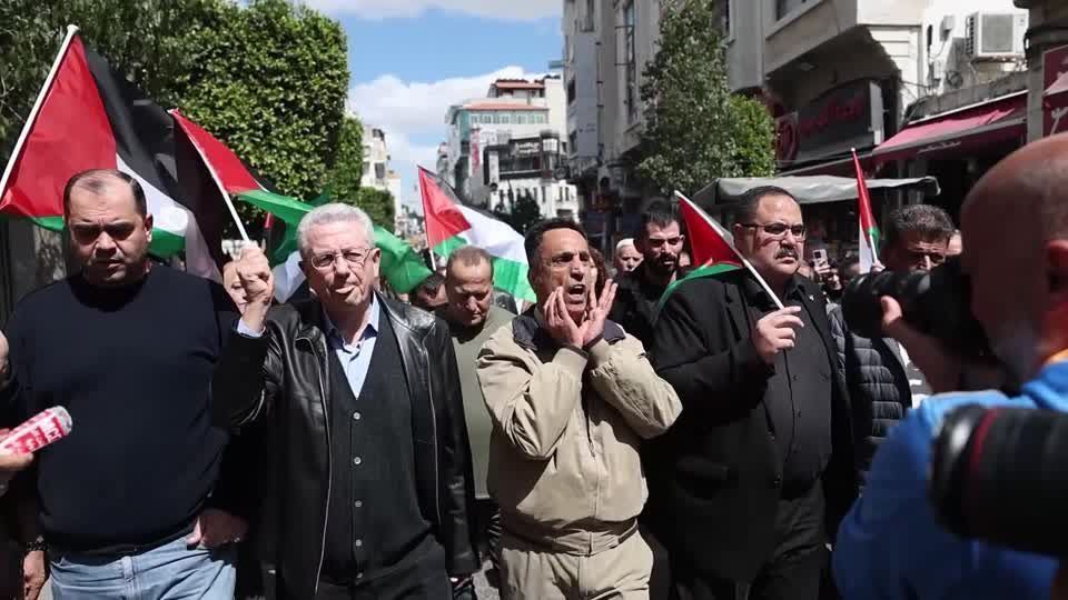 Palestinos protestam contra bombardeios de Israel contra Gaza