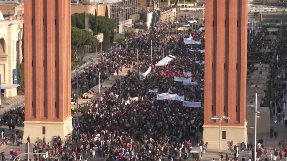 Milhares de pessoas protestam na Espanha contra altos custos na habitação