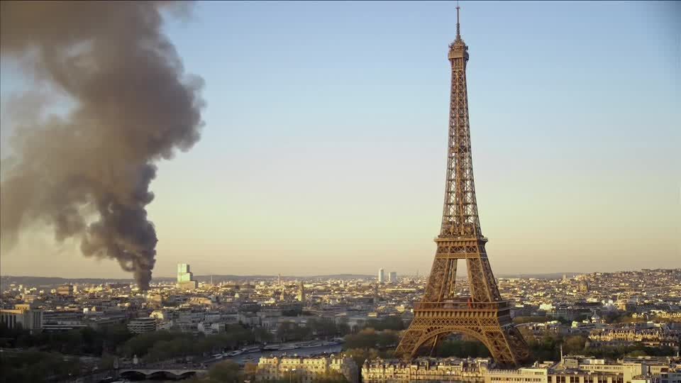 Grande fumaça toma conta do céu de Paris após incêndio