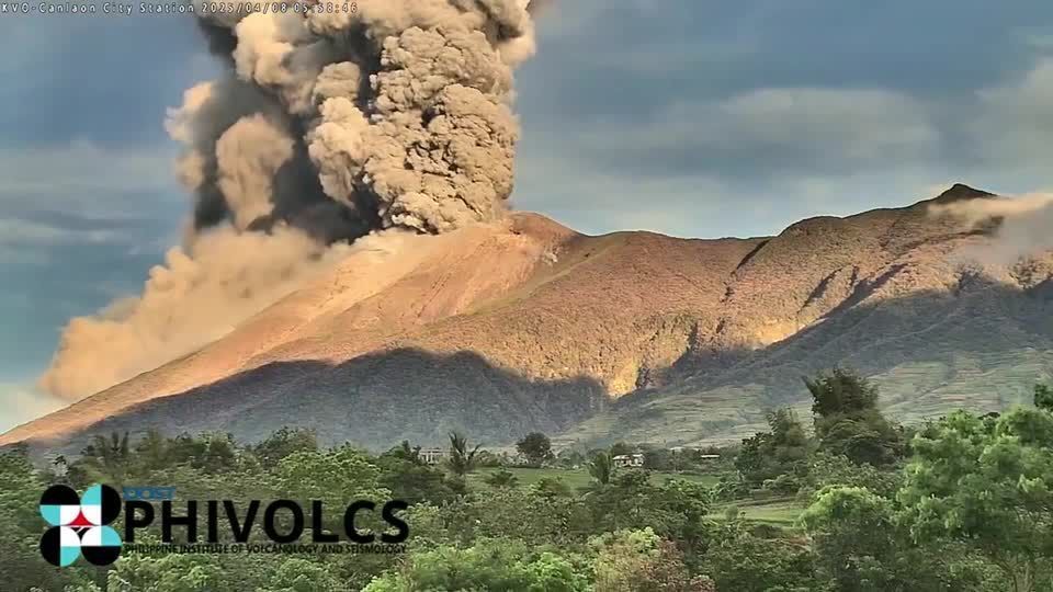 Vulcão em erupção nas Filipinas lança quase quatro quilômetros de fumaça