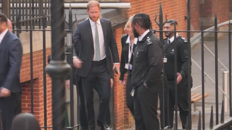 Príncipe Harry participa de audiência sobre proteção policial em Londres
