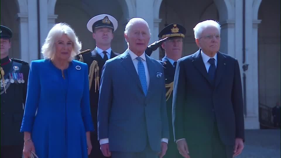 Rei Charles e Rainha Camilla são recebidos com cerimônia na Itália