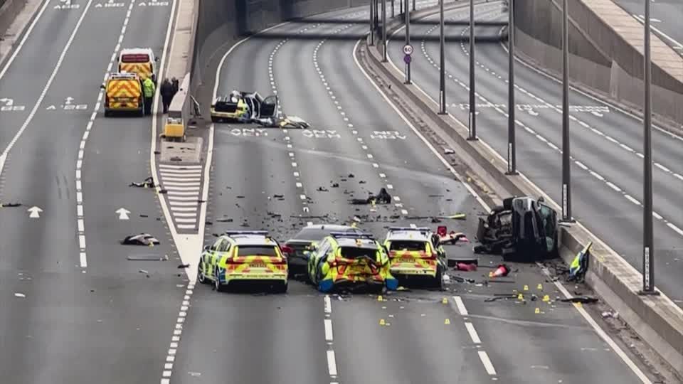 Perseguição acaba em acidente com feridos em rodovia na Inglaterra