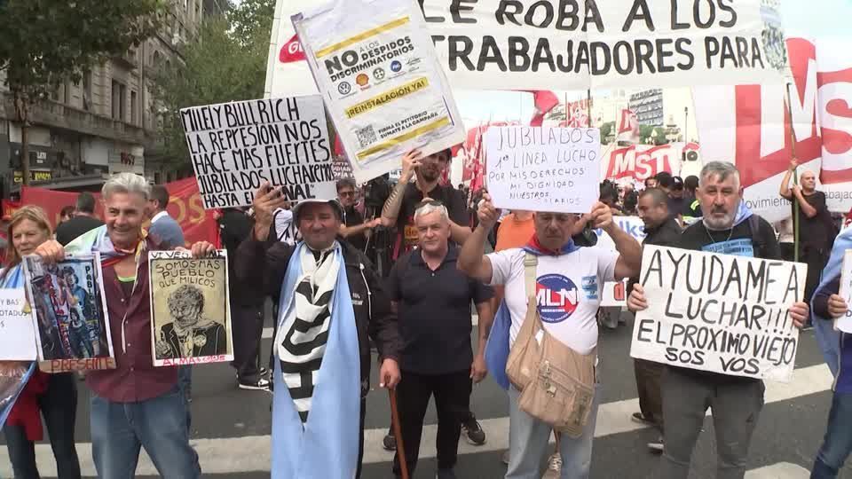 Argentina vive terceira greve geral contra políticas do governo Milei