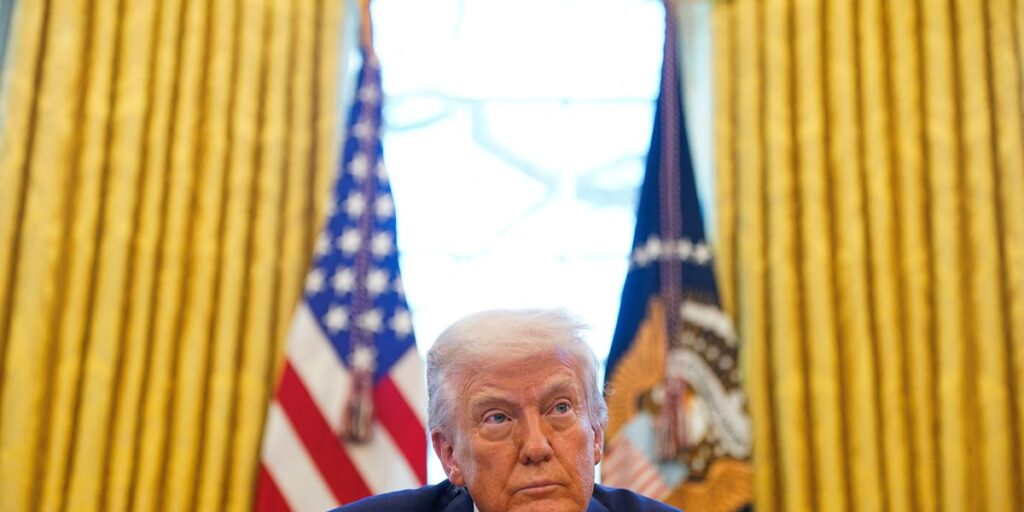 Trump assina ordens contra dois ex-funcionários que o criticaram