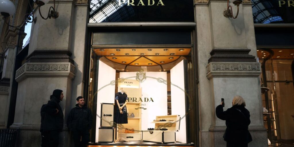 Prada compra Versace com desconto bilionário em meio a temor tarifário