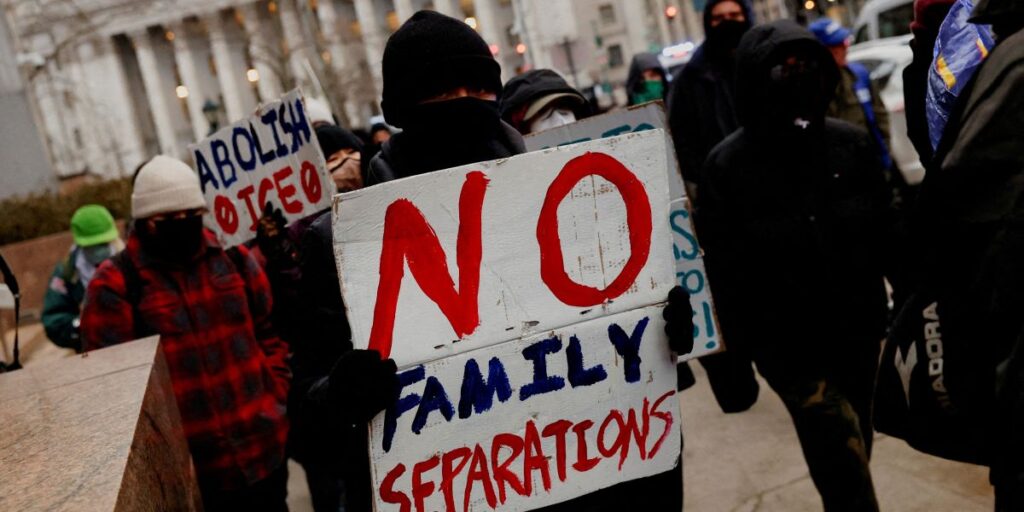 Juíza impede governo Trump de revogar status legal de milhares de migrantes