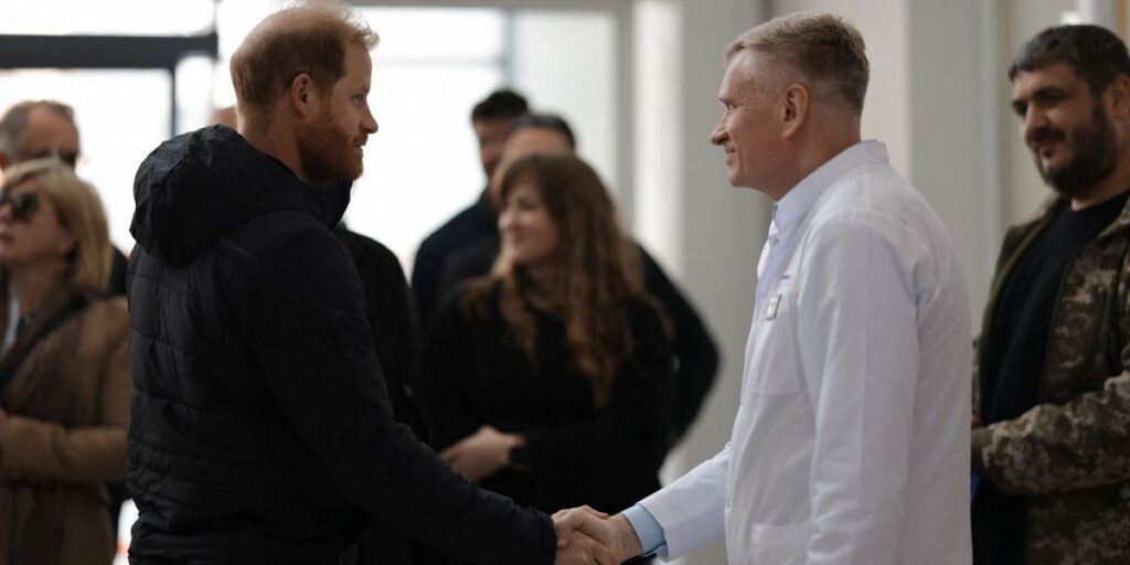 Príncipe Harry se reúne com vítimas da guerra na Ucrânia