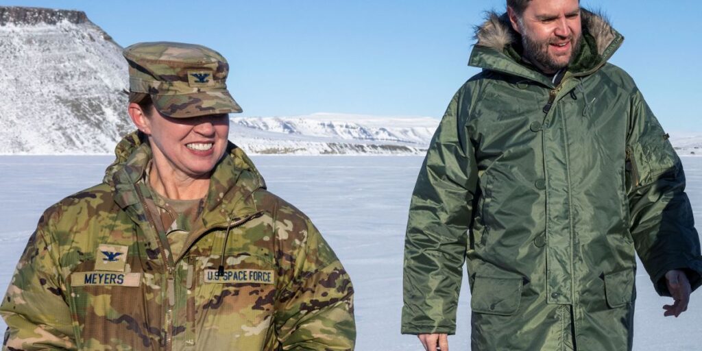 Pentágono demite comandante de base na Groenlândia após visita de JD Vance