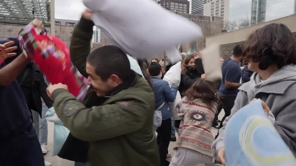 Canadenses se divertem com guerra de travesseiros em Toronto; veja vídeo