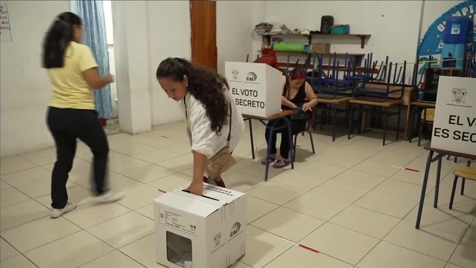 Eleitores vão às urnas para escolher novo presidente do Equador
