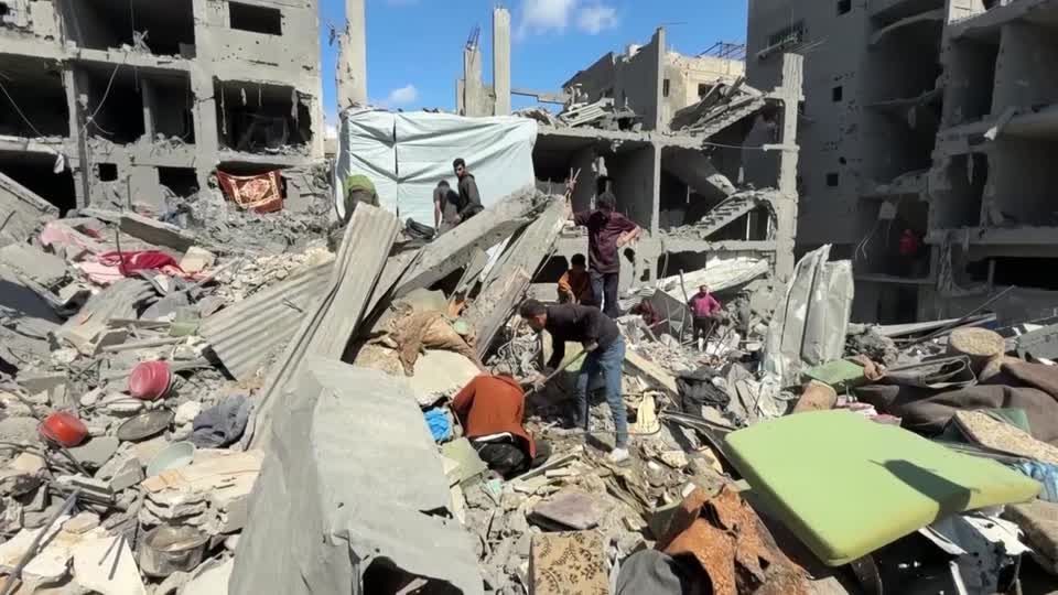 Moradores de Gaza usam próprias mãos para retirar familiares sob escombros