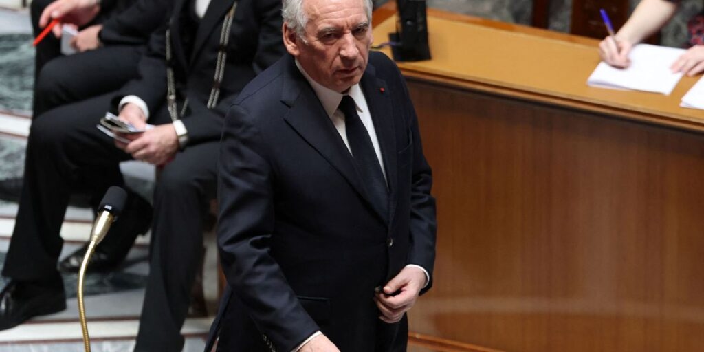 Oposição ameaça derrubar governo da França com voto de desconfiança