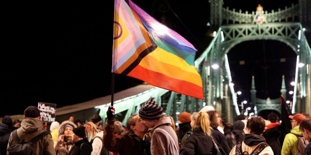 Hungria aprova legislação que proíbe eventos LGBTQIA+