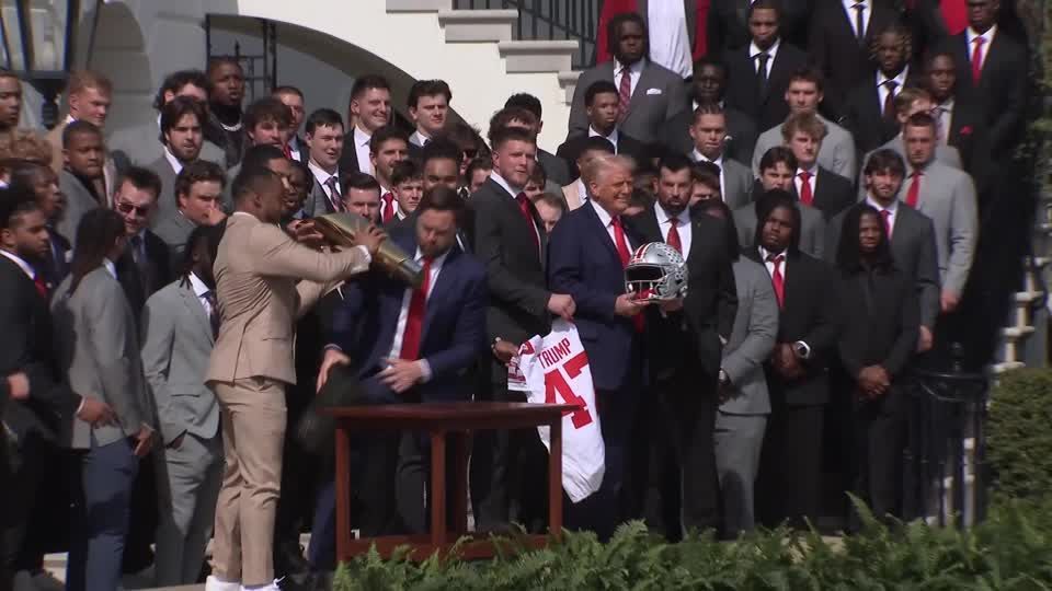 Vídeo: JD Vance derruba troféu em visita de time de futebol à Casa Branca