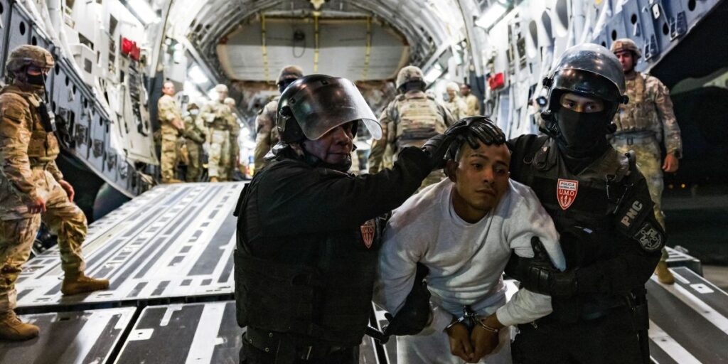 Advogados acusam El Salvador de negar acesso a prisioneiros venezuelanos