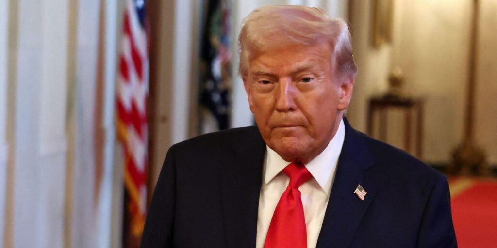 Trump nega responsabilidade por contração econômica e pede paciência