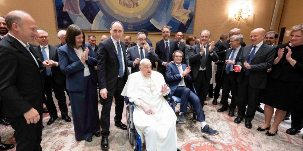 Papa Francisco encontra e agradece médicos que salvaram sua vida