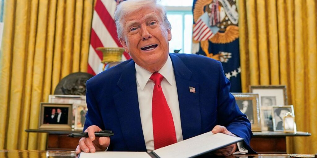 Bezos "fez a coisa certa", diz Trump após Amazon negar listar tarifas