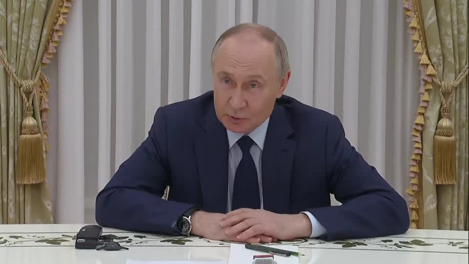 Putin se reúne com reféns soltos pelo Hamas e agradece liderança do grupo