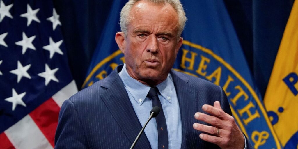 Chefe de saúde dos EUA aponta "toxinas ambientais" como causa do autismo