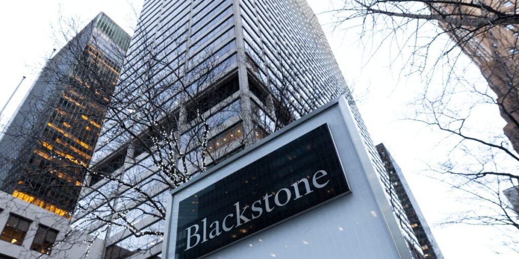 Lucro da Blackstone no 1º tri supera previsão com private equity e crédito