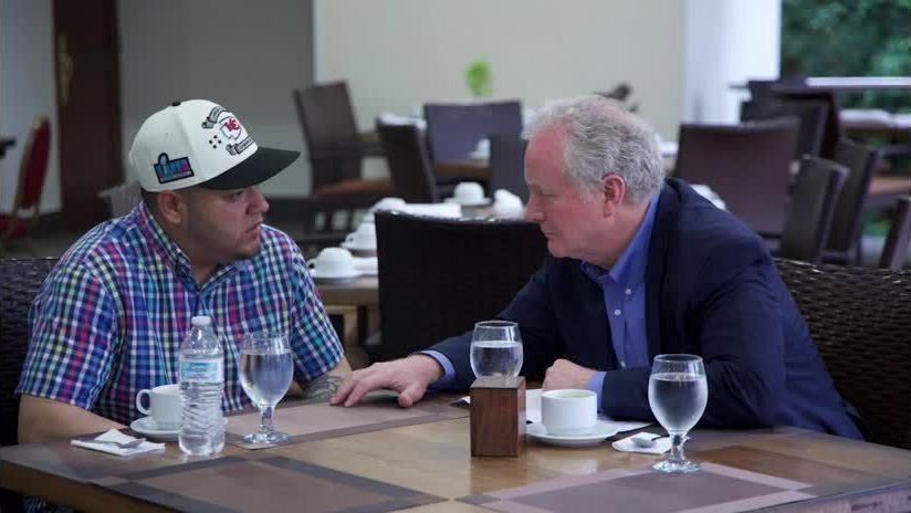 Senador dos EUA se encontra com homem deportado por engano em El Salvador