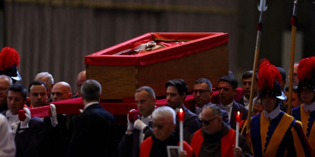 Mais de 60 mil pessoas visitaram velório do papa Francisco, diz Vaticano