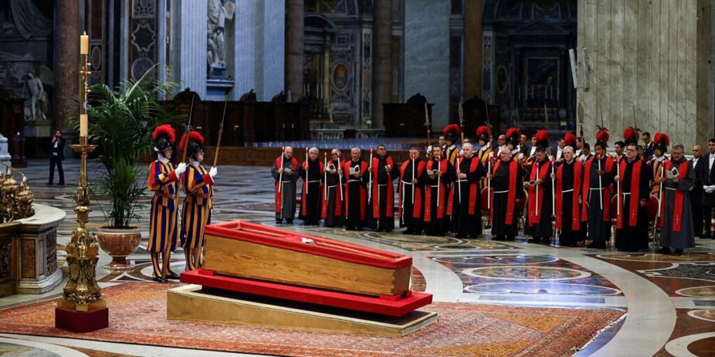 Caixão do papa Francisco é fechado após velório no Vaticano