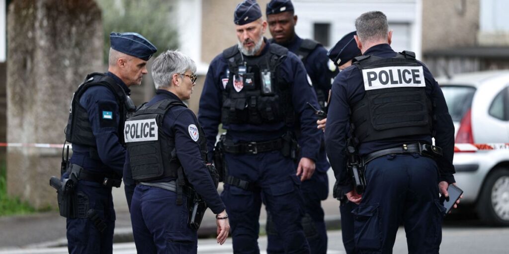 Estudante mata uma pessoa e fere três em ataque com faca na França