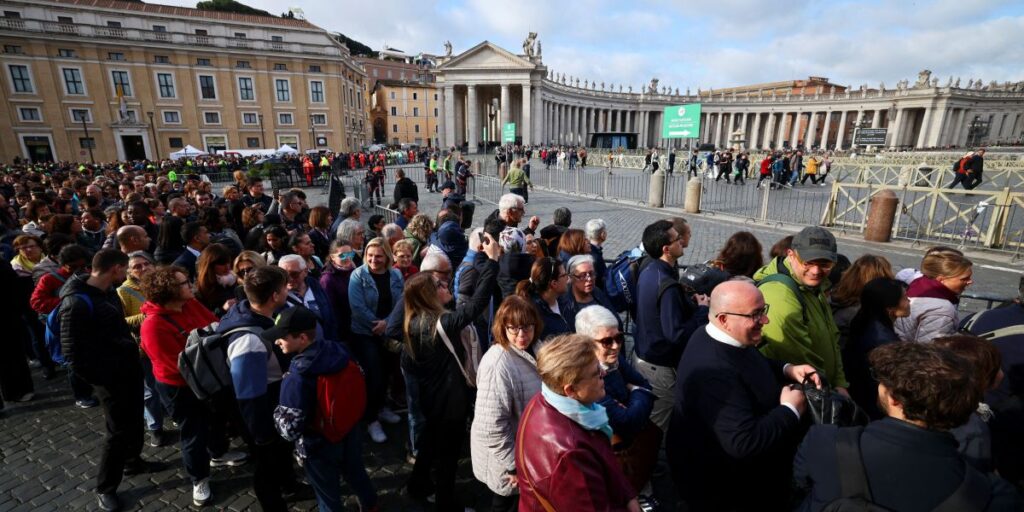 Vaticano pede que visitantes não tirem selfies com caixão do papa Francisco
