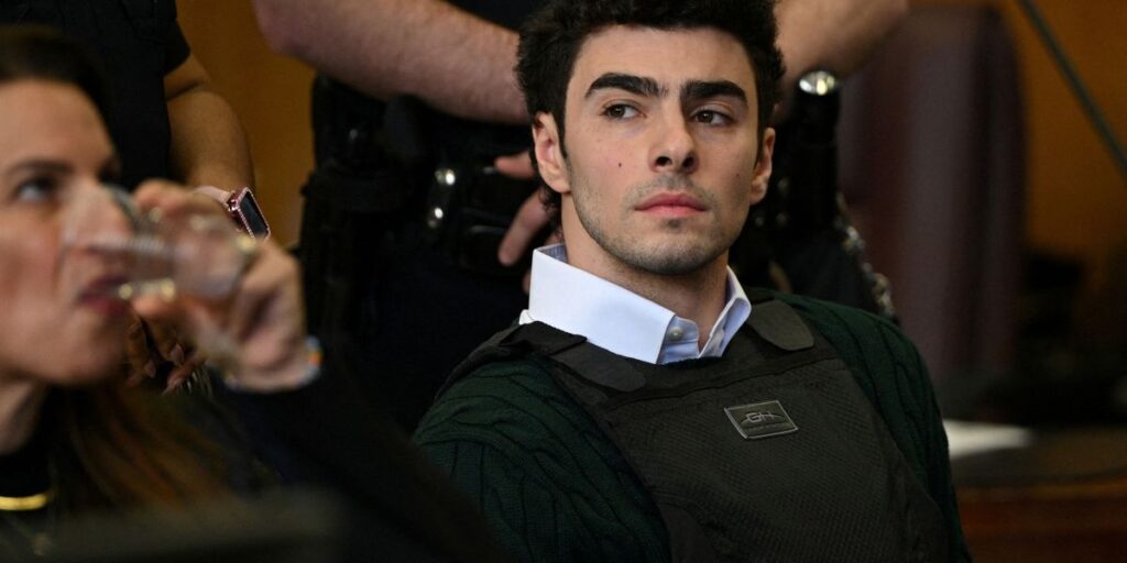 Luigi Mangione se declara inocente; promotores buscam pena de morte nos EUA