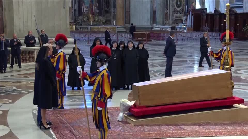 Donald Trump chega para o funeral do papa Francisco na Praça São Pedro