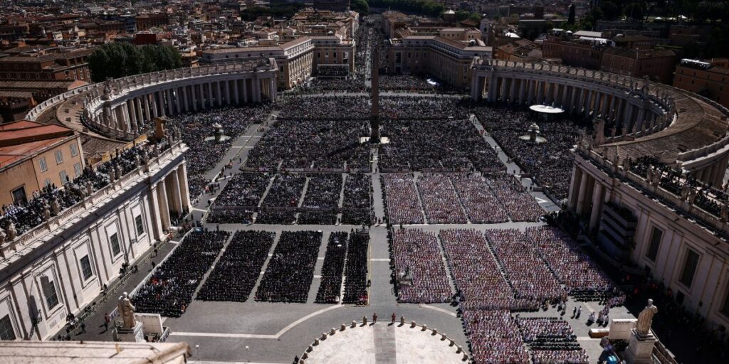 Vaticano diz que 250 mil pessoas estão no funeral do papa Francisco