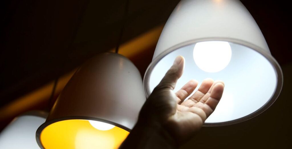 Contas de luz podem ficar 3,5% mais caras em 2025, diz Aneel