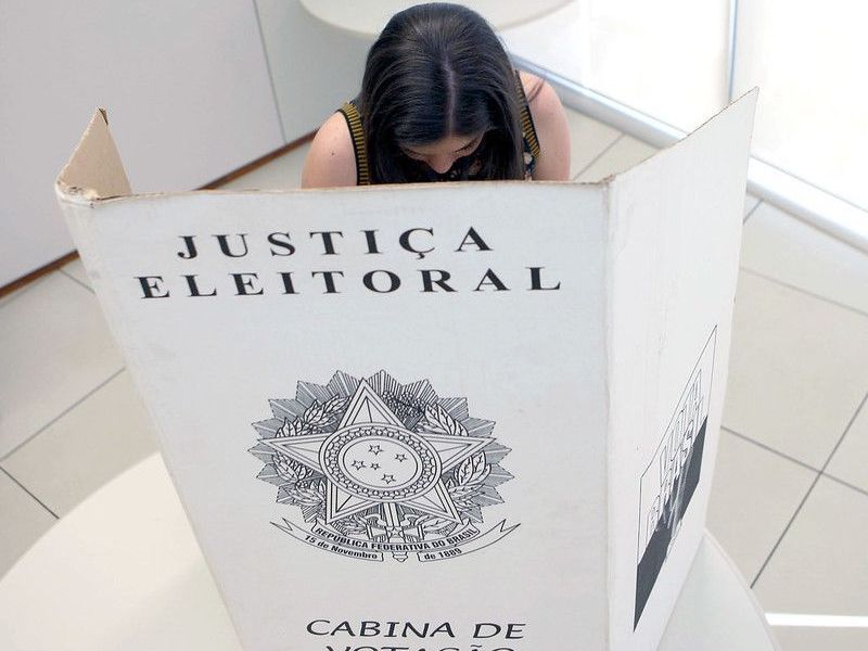 Projeto pretende criminalizar uso de celular na cabine de votação