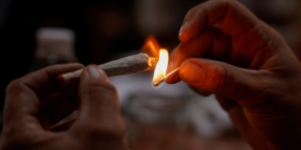 STJ alivia pena de homem que enviou droga a namorada na prisão pelo correio