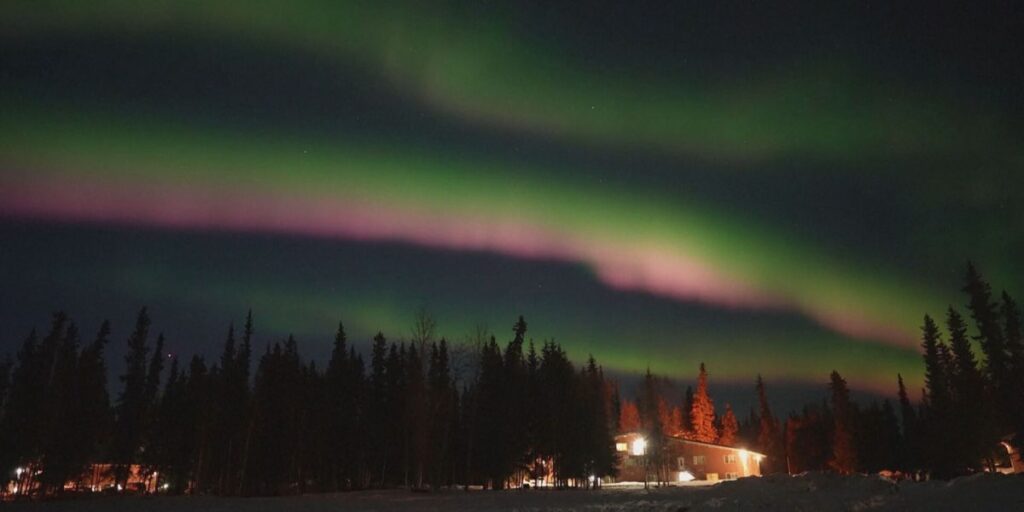 Tempestade solar pode tornar aurora boreal visível nos EUA nesta quarta