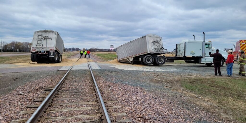 Vídeo: Caminhão é partido ao meio após colisão com trem nos Estados Unidos