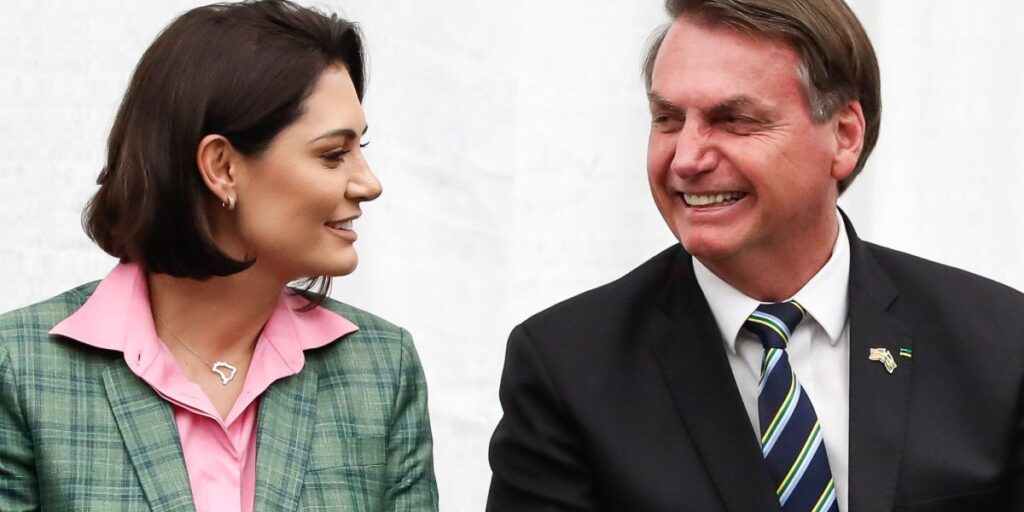 "Venceremos mais essa", diz Michelle ao fazer ligação com Bolsonaro