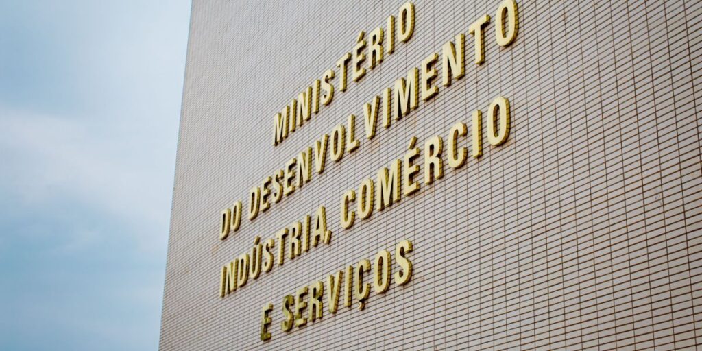 Tarifas podem trazer oportunidades, mas não é ideal, diz secretária do MDIC