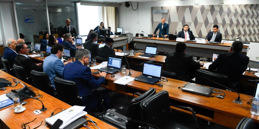 Comissões lideradas por bolsonaristas analisam ampliação de acesso a armas