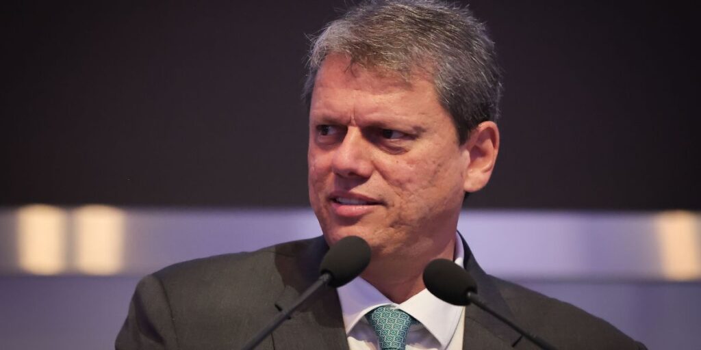 Arranjo para 2026 passa por Bolsonaro e direita deve se unir, diz Tarcísio