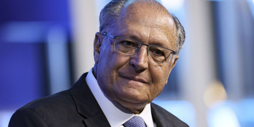 É preciso fazer ajuste fiscal, mas sobre quem tem privilégio, diz Alckmin