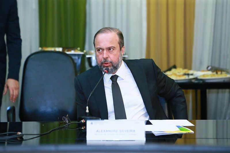 Silveira: queda no preço do petróleo vai baixar combustíveis no Brasil