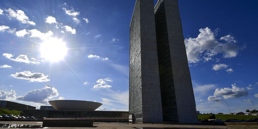 Diretor da Abin vai ao Congresso e tenta acalmar Comissão de Inteligência