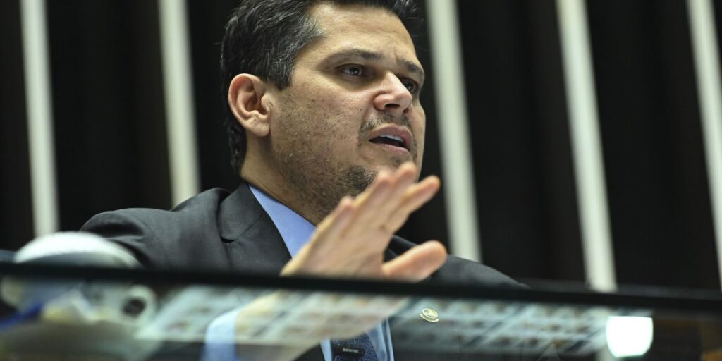 Alcolumbre cria GT para regulamentar mineração em terras indígenas