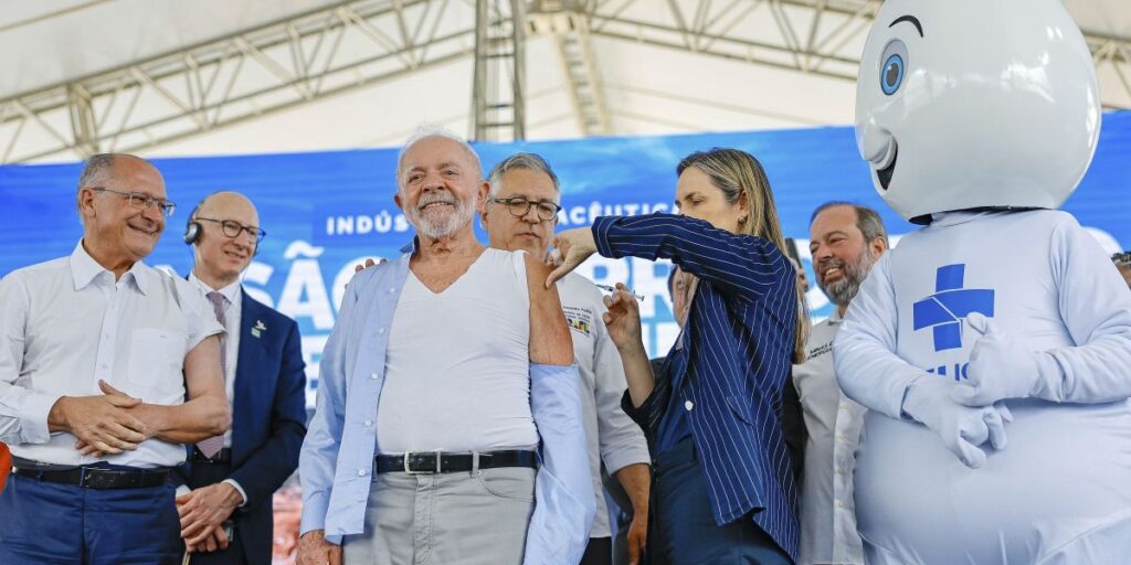 Lula e Alckmin são vacinados contra Influenza durante evento em MG