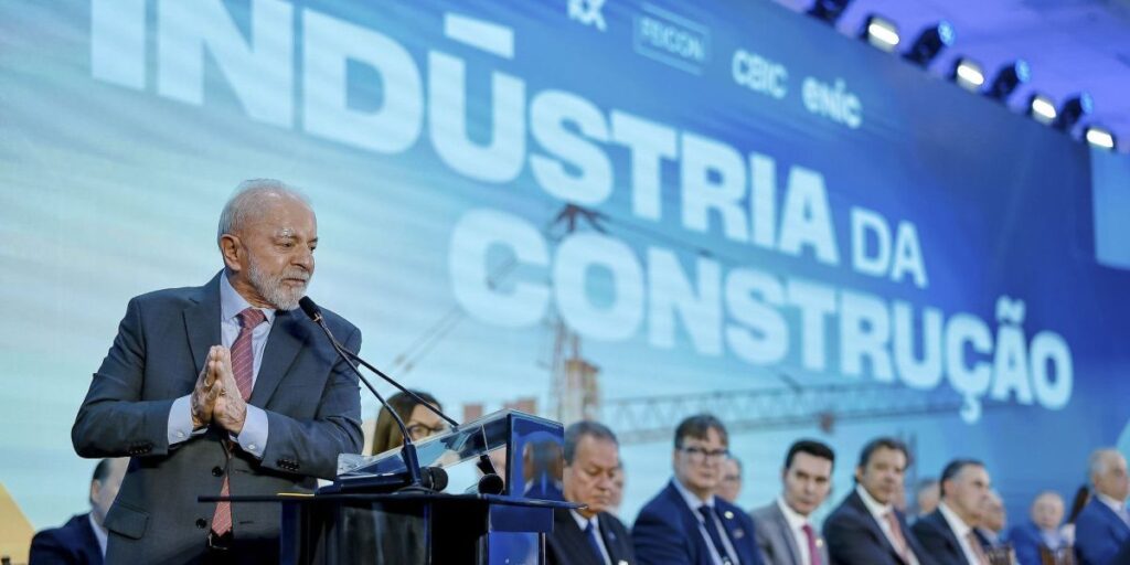 Lula critica gestão de SP por palafitas na Baixada Santista: "Vergonha"